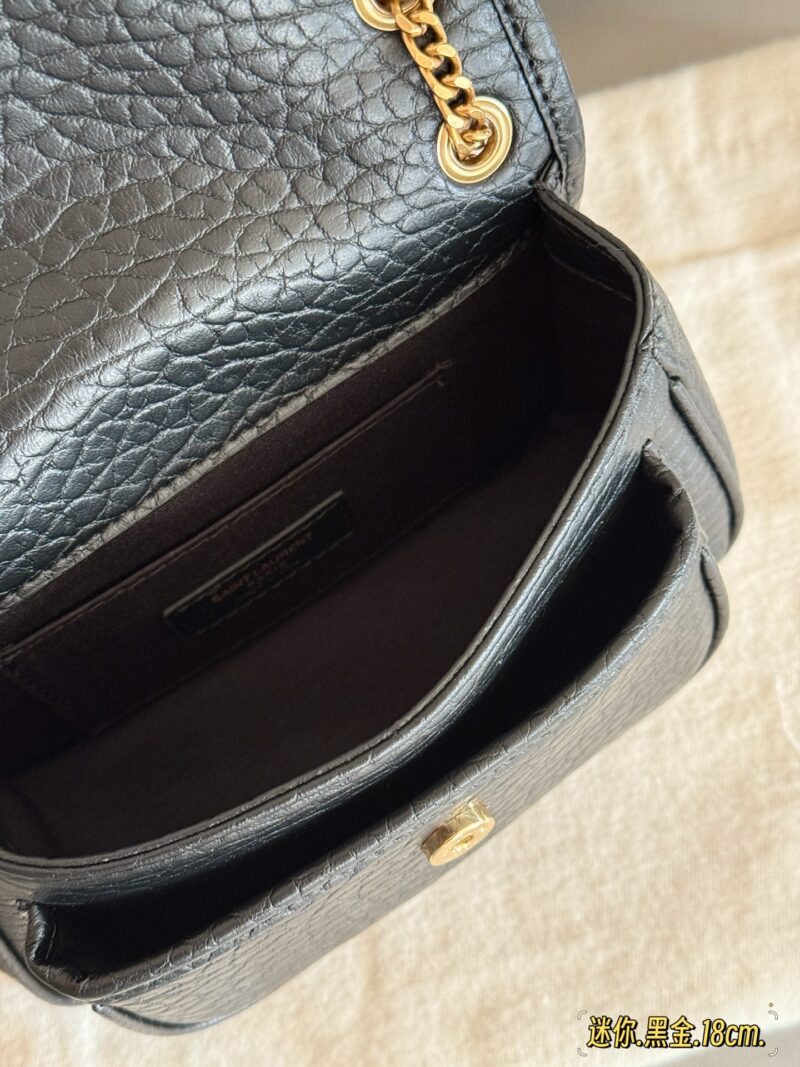 1e0da69a02.jpg 220 without box
size:18*12cm
The long-awaited
Mini magic wand niki finally arrived
High order version Nikki
YSL Nikki leather material has a soft and sticky texture ??
Small body, large capacity. Two phones can be placed anywhere
Highly recomme...