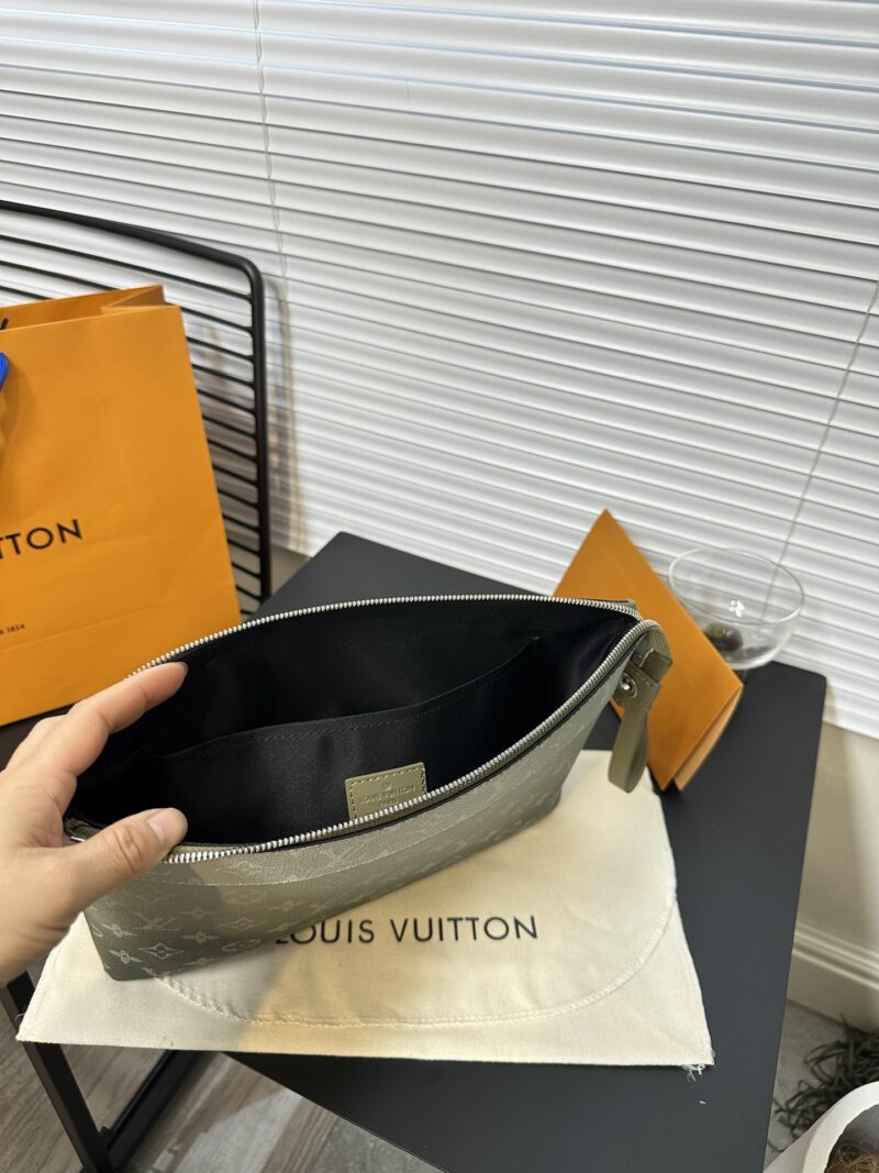 Exclusive real shot of overseas original M11545! This Pochette Voyage Souple clutch is made of Monogram Gradient canvas, cleverly presenting a Monogram pattern that gradually disperses upwards. It can also be placed in a handbag, making daily needs e...