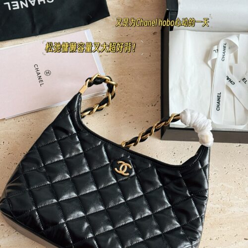 235 240 245 box
Size: 22 * 16cm (small)
26.5 * 17cm (medium)
30 * 23cm (large)
24Ahobo Xiaoxiang's home
Xiangxiang loves new styles recently
Hobo armpit bag exudes a strong atmosphere, who knows!! good-looking!