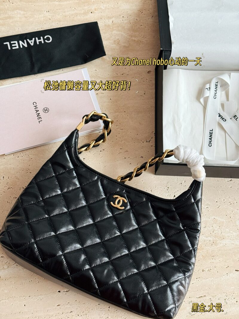 1e358d0e45.jpg 235 240 245 box
Size: 22 * 16cm (small)
26.5 * 17cm (medium)
30 * 23cm (large)
24Ahobo Xiaoxiang's home
Xiangxiang loves new styles recently
Hobo armpit bag exudes a strong atmosphere, who knows!! good-looking!