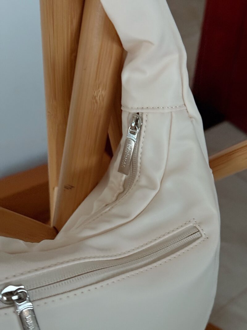 1e4585ff42.jpg 170 without box
size:29*17.5cm 4L
Lulu new ivory white armpit bag
I fell in love with this armpit bag at first glance
This year's new version is equipped with a small logo, which feels more exquisite and high-end. Lulu's new products can't escape a...