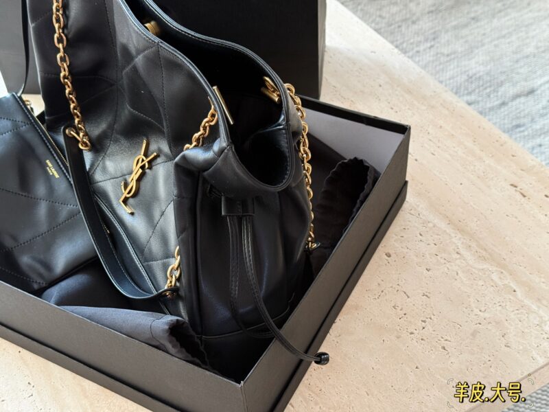 1e5afcff3d.jpg 330 360 Boxless Sheepskin
Size: 27 * 29cm (small size)
35 * 35cm (large size)
YSL Yangshulin Shopping Bag
Too beautiful upper body, Jamie Large Pochon
The new model is so beautiful!
Back and body super fashionable! Can be on one shoulder or both shou...