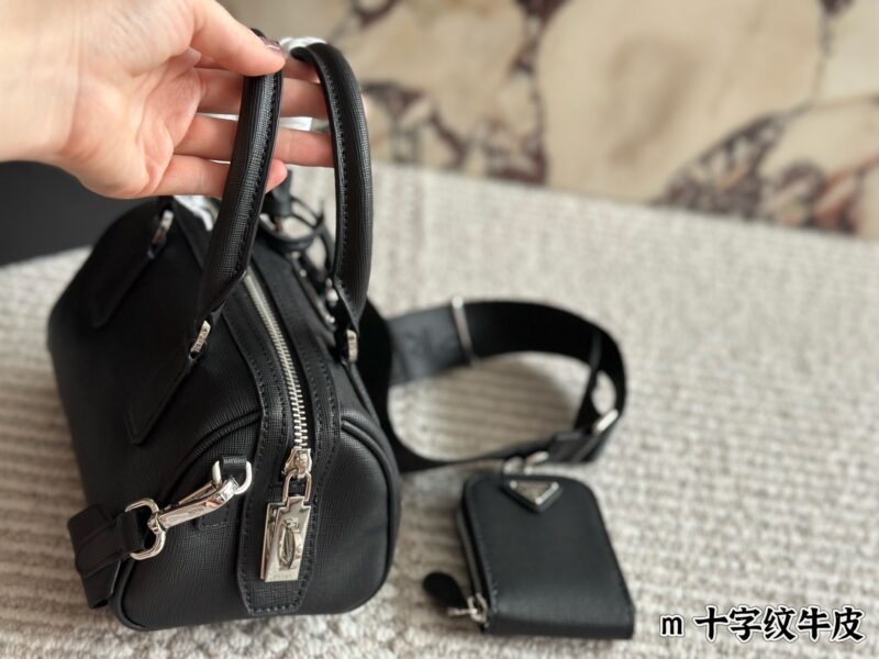 1e60505f8d.jpg 290 pairs of folding box cowhide
size:21*11cm
Prad Boston Pillow Bag
Parachute fabric
The bottom and handle are made of cross patterned leather
Three dimensional, stylish, lightweight, and casual
Equipped with a zero wallet!
A super good item!