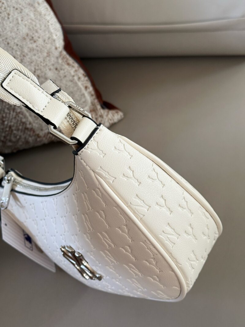 1e6302a999.jpg 170 boxes
size:22*15cm
Summer travel|
We can't do without an MLB armpit bag
MLB Dark Pattern Underarm Bag
Understand me, black and white are two colors
High end feeling with leather surface for better maintenance