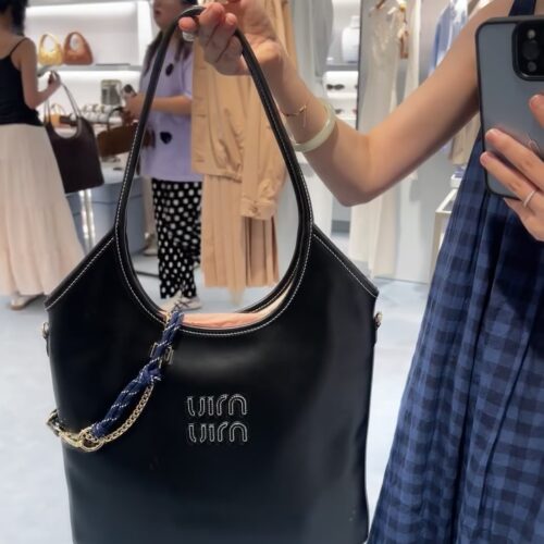 Zhang Yuanying's MIUMIU Tote Bag Secure
Is it because of Zhang Yuanying? MIUMIU is becoming increasingly popular with the naked eye. This tote bag IVY, I would like to call it the most suitable one for ordinary girls among Zhang Yuanying's styles
Thi...