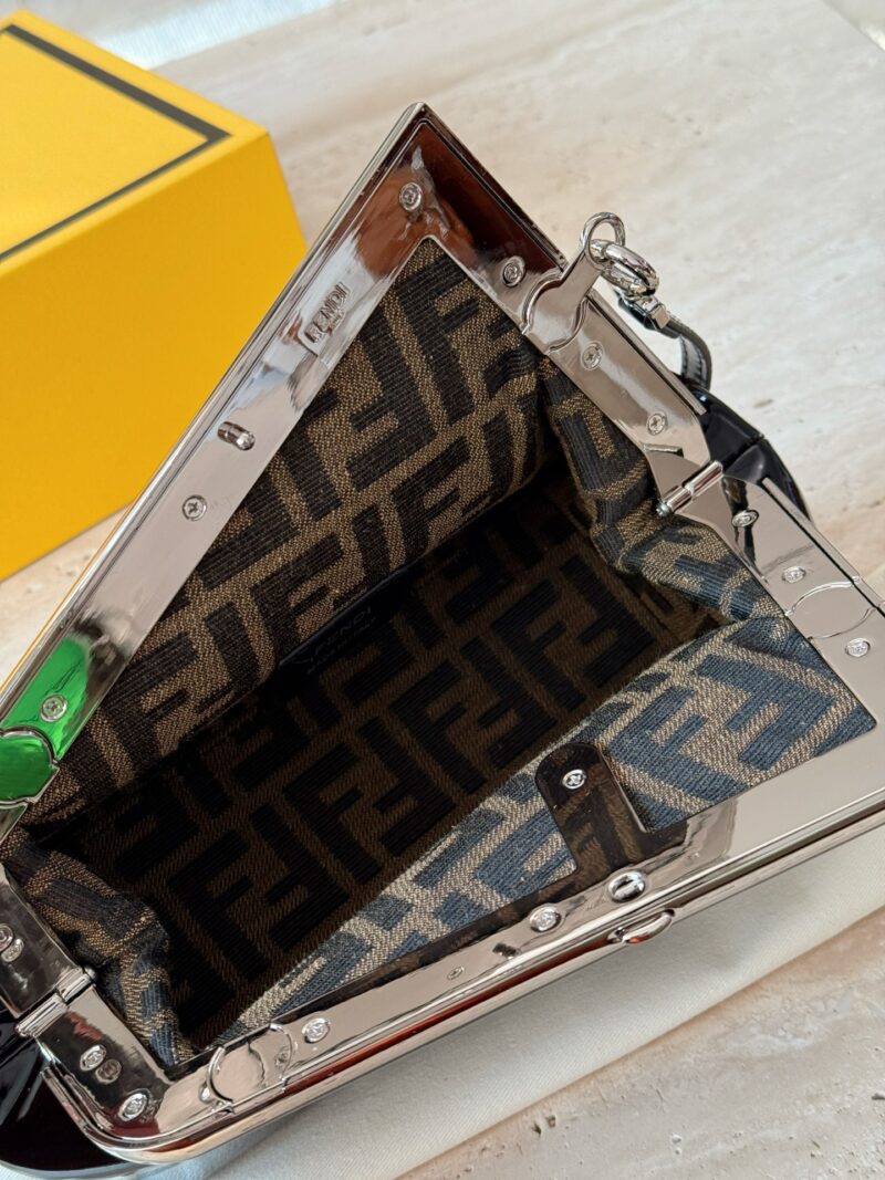 1e697f6c39.jpg 230 box
size:26*18cm
FENDI First handbag, how could a sweet summer be without it
You can hold it in your hand, cross it, or carry it on your back!