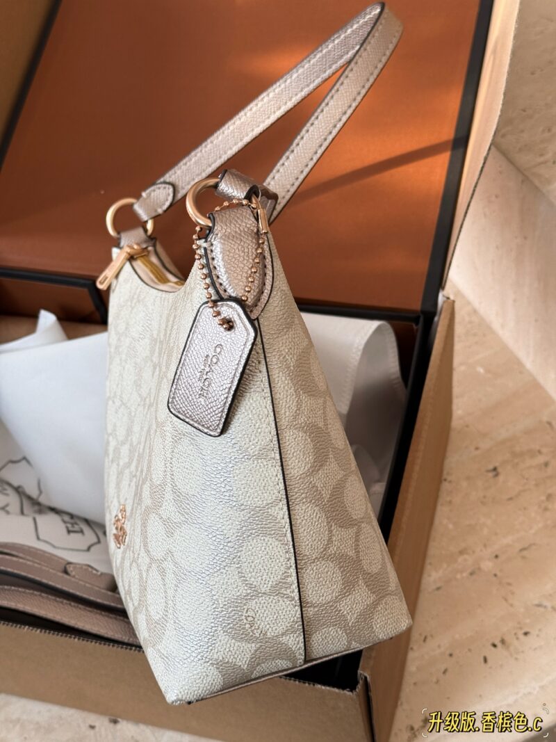 1e82ca5b6a.jpg 225 boxes
size:20*17cm
C Home | Zip Bag Dumpling Bun/Underarm Bun
Easy commuting to work
Zipper design with metallic texture and brand new logo
Can accommodate all daily needs
Hobo armpit
