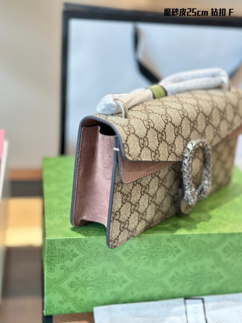 Gucci Diamond Button Wine God P270
Many people say this bag is the tears of the times, but I believe it is the beauty of love~~
Gucci Dionysus' wine god bag was released at the 2015 autumn/winter women's fashion show, and in 2022, a new diamond butto...