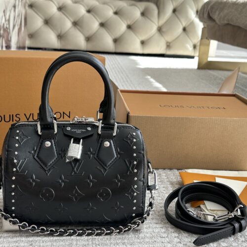 Black Warrior ￥ 280
Lv small pillow bag original single sealed packaging ?? The size of NANO SPEEDY is quite small, so it exudes a fashionable, beautiful and charming temperament when paired. However, it is lightweight to carry and easy to wear ...