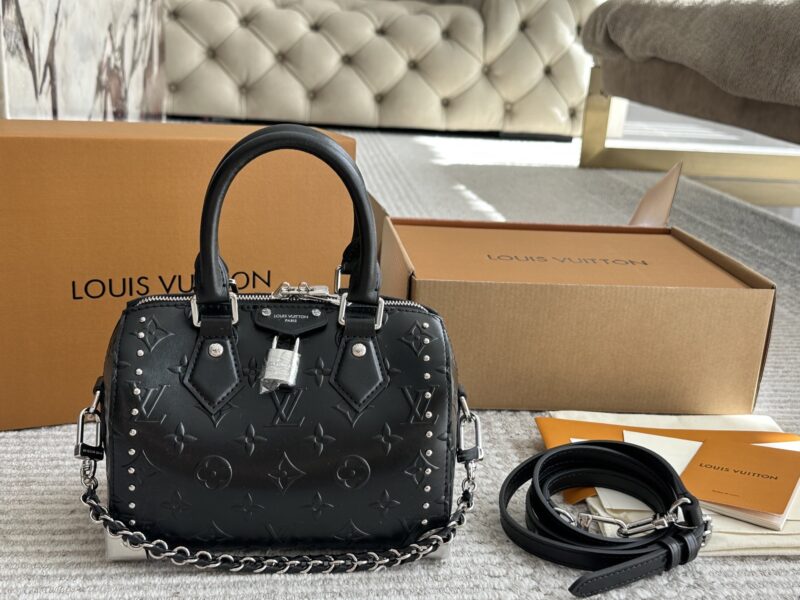Black Warrior ￥ 280
Lv small pillow bag original single sealed packaging ?? The size of NANO SPEEDY is quite small, so it exudes a fashionable, beautiful and charming temperament when paired. However, it is lightweight to carry and easy to wear ...