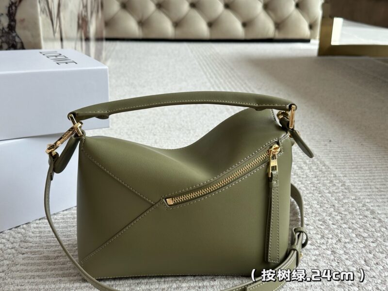 260 boxes
Size: 24 * 15cm (large)
Loewe Geometry Package Puzzle
A very textured color,
Green Puzzle Edge is very advanced!
?? Cowhide quality!
Completely hold on!