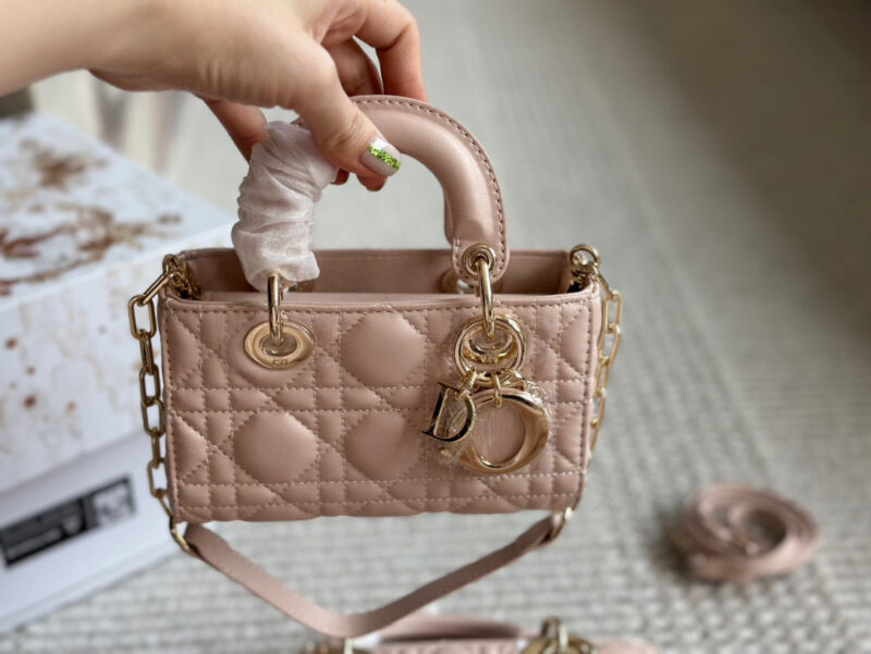 1ebe60e0d8.jpg 、
Dior lady's new long sheepskin powder full set packaging
Dior's all-new D-joy is making a strong comeback, with the rhythm of a big hit. The bag comes with two shoulder straps and multiple back styles, making the upper body both beautiful and sty...