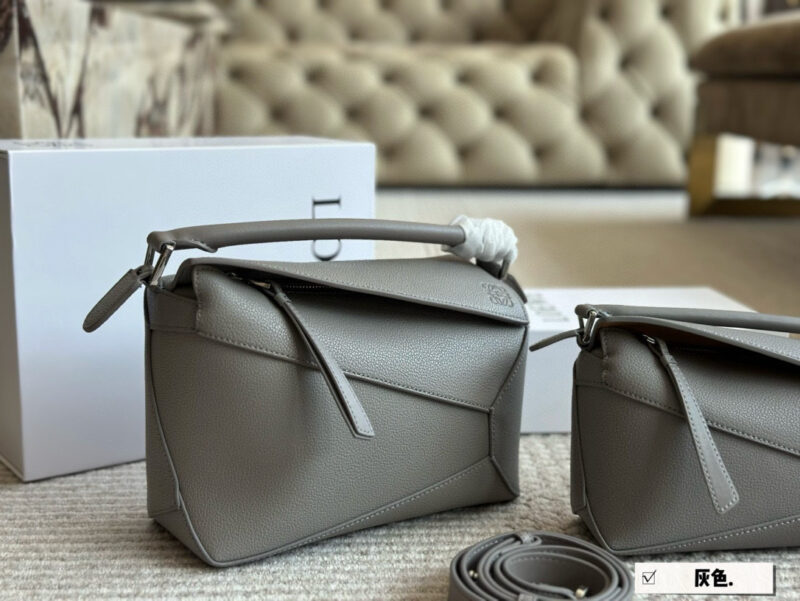 1ecd0eb06f.jpg 235 260 box
Size: 18 * 11cm (small size)
24 * 15cm (large size)
Loewe Geometry Package Puzzle
A very textured color,
Glacier Blue Puzzle Edge is very advanced!
?? Cowhide quality!
Completely hold on!