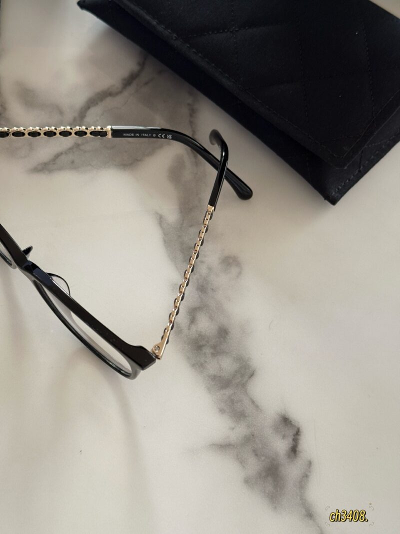 1ed172d7a1.jpg 195 complete packaging upgrade version
Xiaoxiangfeng Invincible Black Frame Plain Mirror ∞
Wearing it without makeup is absolutely stunning!
Ch3408 is truly the "out of stock king" and the bare black frame on my heart
The side face shark looks so s...