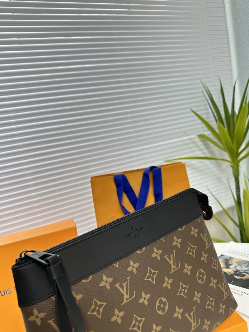 1ef28c5d82.jpg Exclusive real-life shot of M82543 vintage Pochette Voyage Souple handbag with gift box. Made of soft Monogram Eclipse coated canvas, the classic Pochette Voyage handbag lines are outlined with rounded strokes, providing a comfortable and portable ex...