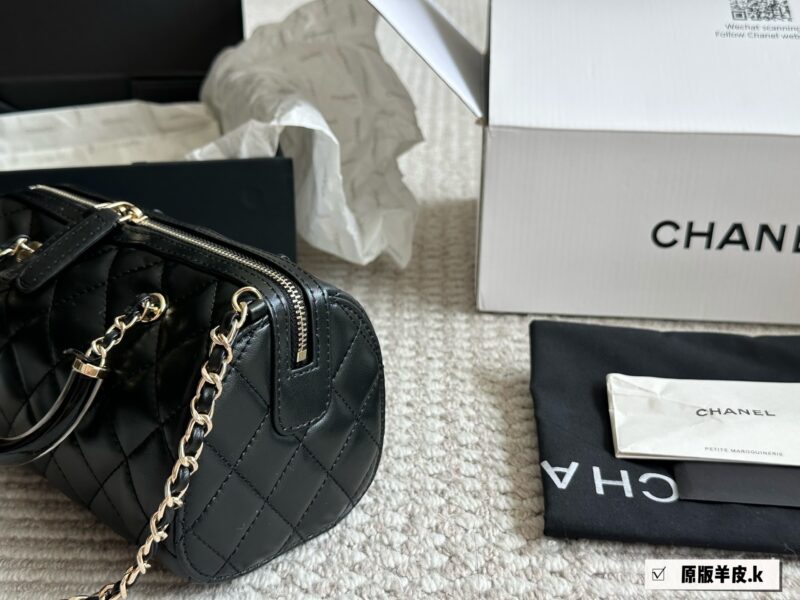 Chanel Boston P275
Chanel 25P Bowling Bag Elegant Beauty
#The bag is not duplicated, Chanel black with white border Boston 25P bowling ball 6 Boston! Carrying a crossbody, both phones can fit in! Still comfortable and durable, the market is very obvi...