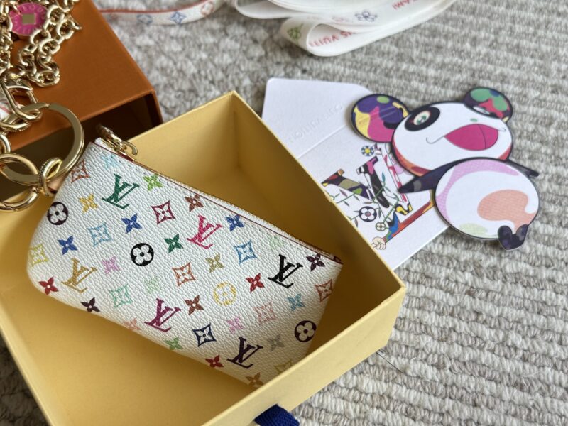 210 fashion is indeed a cycle
Who got the LV Murakami Takashi limited edition phone chain bag? It's so cute, isn't it? As expected, a fashionable item can only hold one lipstick
It's okay to use it as a pendant or a card bag when going out. It's expe...