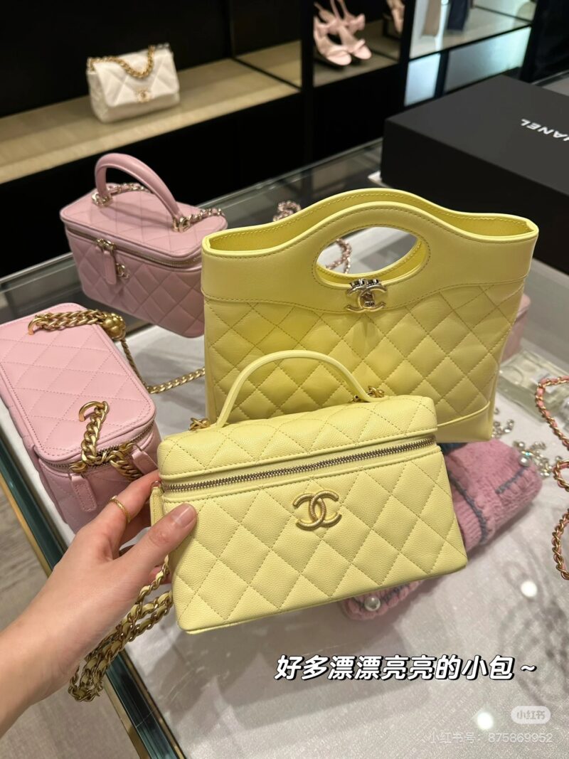 1efbfdb887.jpg Chanel 25p Chicken Yellow! It is said that it has been very popular recently?
The bag weighs very light
Bright Chicken Yellow
I'm already looking forward to spring~
