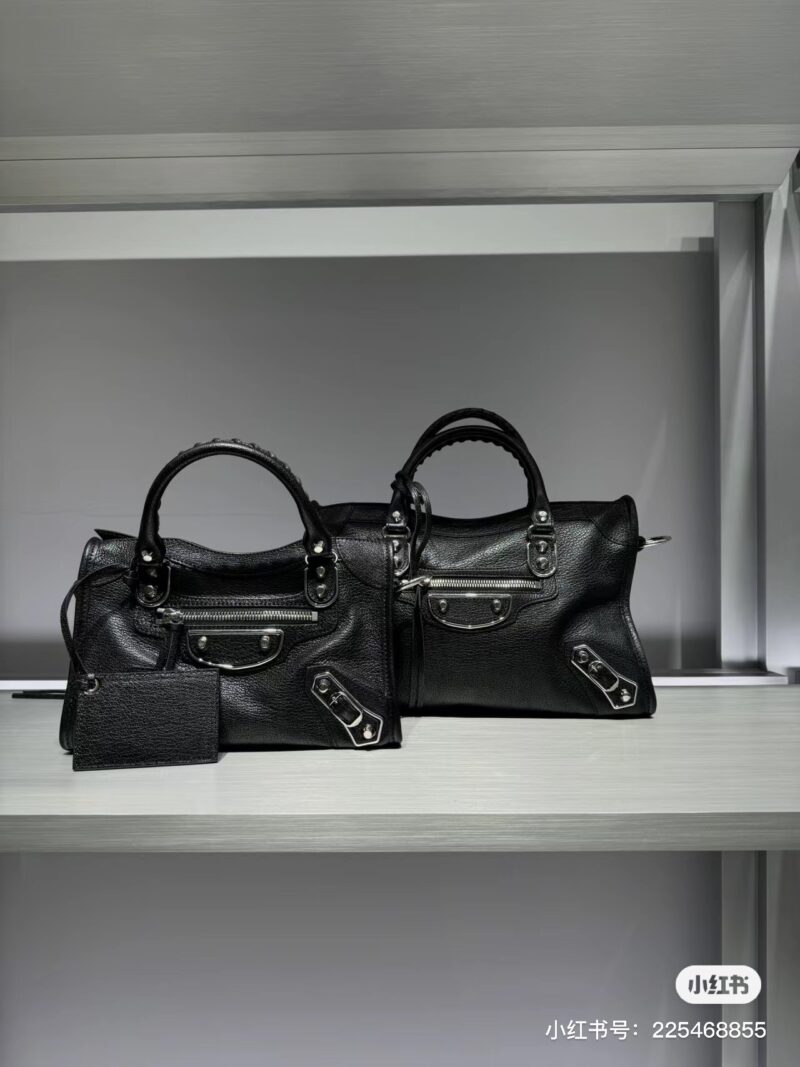 Balenciaga black silver motorcycle bag is so cool that tears come to my eyes. Balenciaga motorcycle bag is fashionable, cool and handsome. I love it
Even going to work on the street cannot stop it from exuding a charming and carefree feeling
It is de...