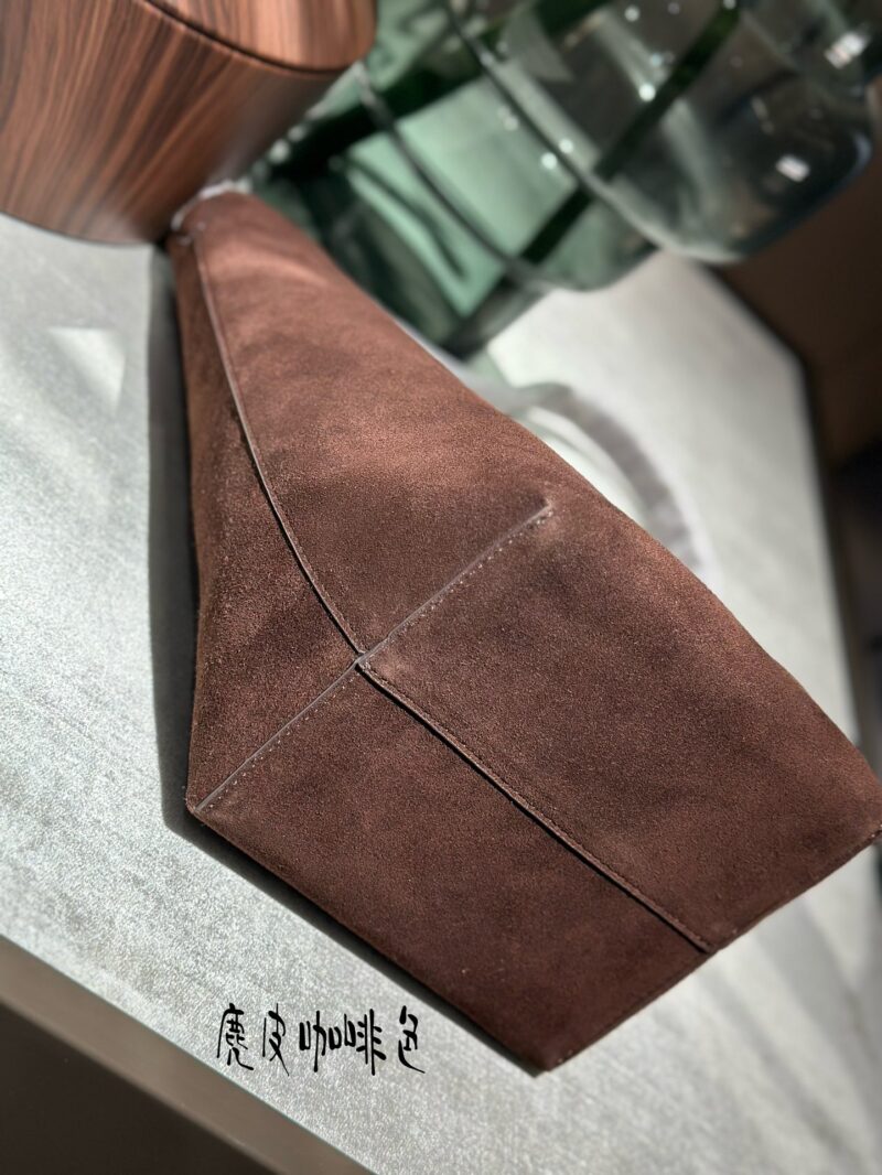 1f186336d7.jpg Bucket Bag ? Gift inner bag G7155 # p335
Liu Yifei, Ni Ni, Dong Jie, Naza, Yang Mi
Waiting for many female celebrities with the same style of bucket bag, bucket bag, medium-sized leather, suede, top layer cowhide
The favorite of minimalism, with la...