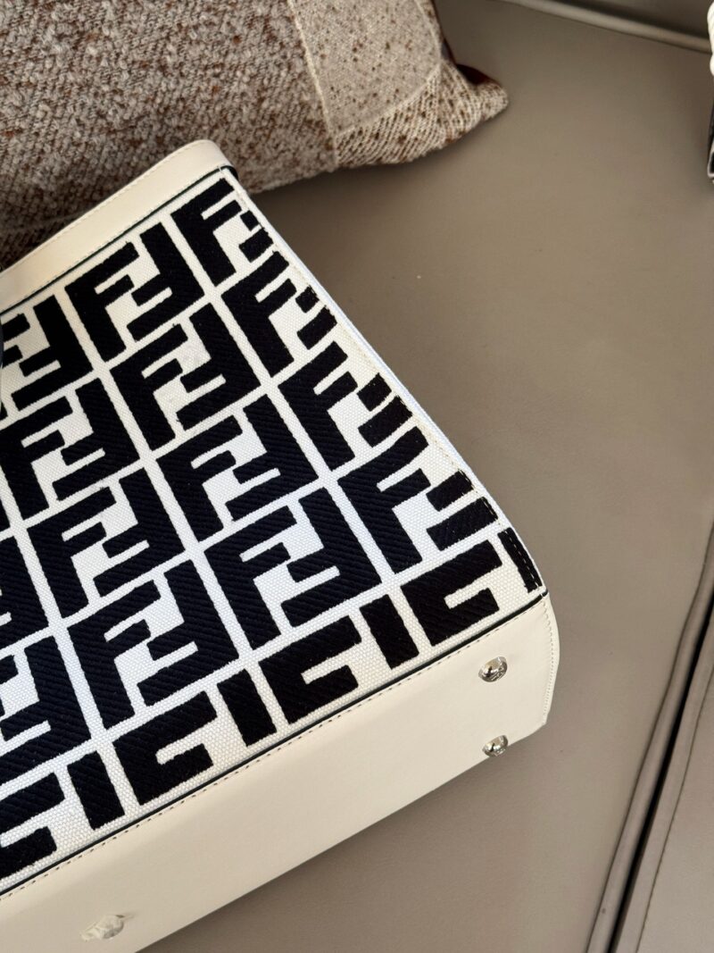 1f1d38572f.jpg 260 without box
size:40*28cm
I was impressed by this Fendi tote, and its matcha green and gold brown color scheme caught my attention
Too advanced
The capacity can hold the essential items for short trips, giving you an effortless sense of luxury