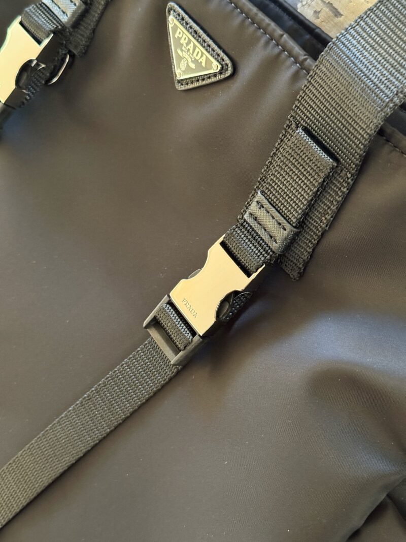 1f3c9ab541.jpg 235 without box
size:40*35cm
Prad tote (shopping bag)
The leather material is thick and textured
There are compartments/stickers/it can also be hung on the luggage compartment!
Really practical!!