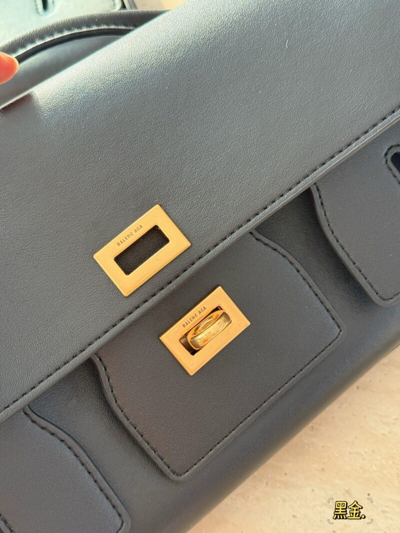 1f56ef12f9.jpg 270 boxes
size:28*15cm
Balenciaga's new Belair large silhouette bag
Soft oversized bag
The feeling of laziness on the upper body is immediately felt
I really like this convenient and cool super practical big bag!
?? cowhide