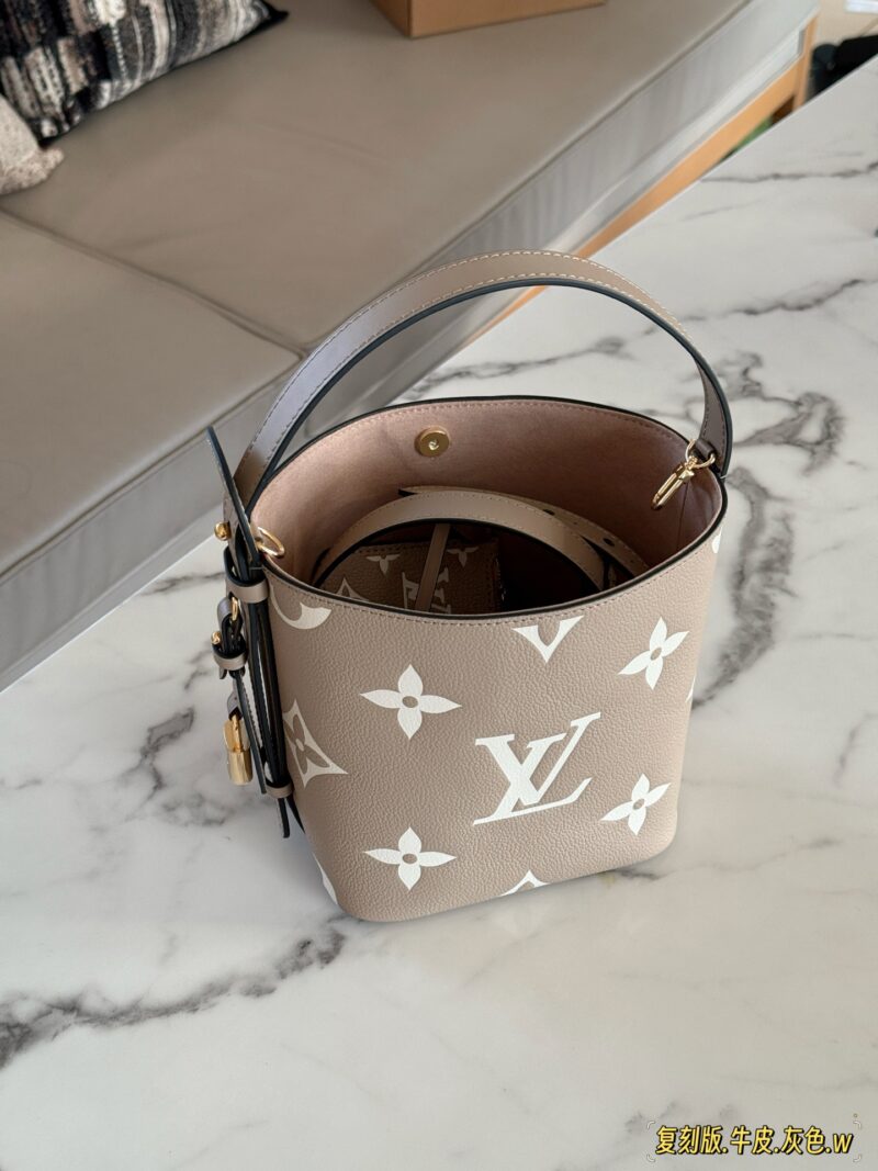 1f6815d7dc.jpg 410 head layer cowhide box
size:18*16cm
ALL IN BB Cowhide Heavy Attack
Who wouldn't be confused after reading this!
I didn't expect to like it more and more as I watched it
All in BB's stunning beauty
25ss bucket bag