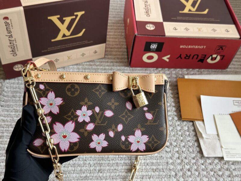 235 box
size：22*12cm 
L Home Mahjong Bun! Replica
?? Short shoulder straps! chain ??
Everything is available!!
Summer mahjong bag is more suitable, really fragrant armpit bag