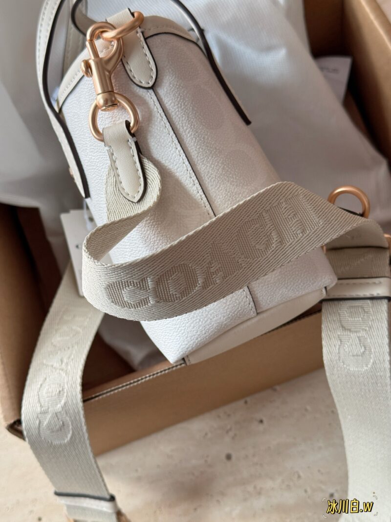 1f6ef2de67.jpg 210 box
size:15*14cm
New Product C Mini Tote 15
A very refreshing color
A cute little one is enough for daily use!
City, this mini tote! So cute!!
City15 Glacier White!