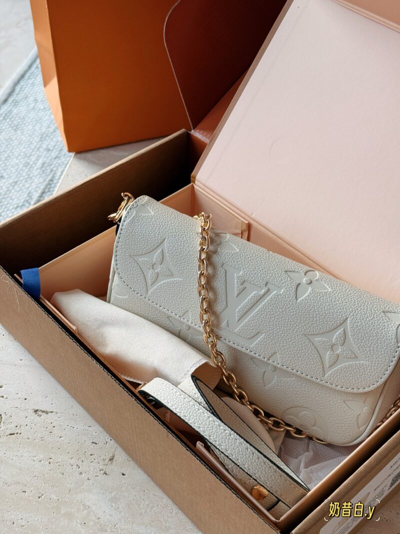 1f704b78d1.jpg 195 full set of packaging
size:23*12cm
L's new Ivy embossed model
New cream white LvIvy armpit bag
Very suitable for light toned summer clothes
Configure chains and crossbody straps
Complete packaging ??