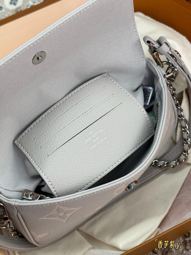 1f73c9ee4a.jpg 195 full set of packaging
size:23*12cm
L's new Ivy embossed model
New taro purple LvIvy armpit bag
The new color is really beautiful!!
This lavender is gray toned lavender!
It's both durable and gentle!
Why are designers so good at color matching!