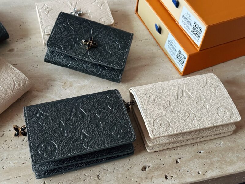 1f8211c303.jpg 170 box cowhide
L's new cowhide milkshake white/gray wallet!
Do you dare to say that you can resist its aura
Great layout!