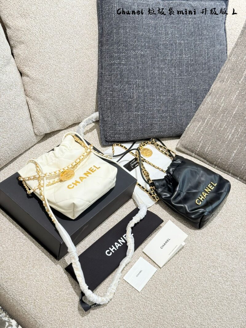1fa6790c95.jpg Chanel Mini Garbage Bag P250 Upgraded Version
Can be carried by hand or slung over
The new season's C position! Get up the little girl who used to have a casual style with 22 bags
Can be carried by hand or slung over, exquisite and cute 18 × 20 box ...