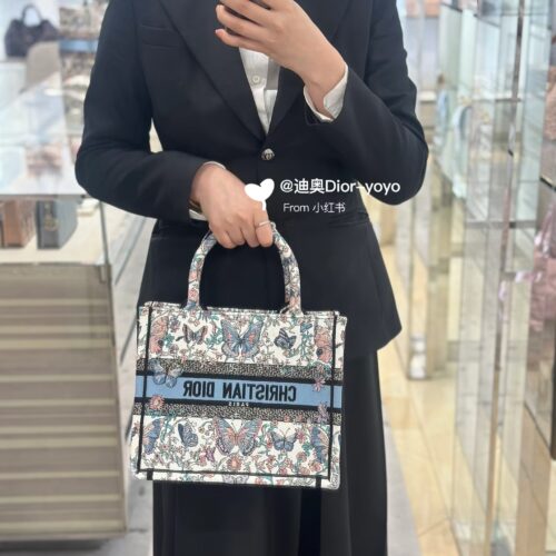 Dior's new tote is so beautiful!
The red heart-shaped tote and blue butterfly are really beautiful to me
Dior is really good at making bags
It's beautiful, sisters