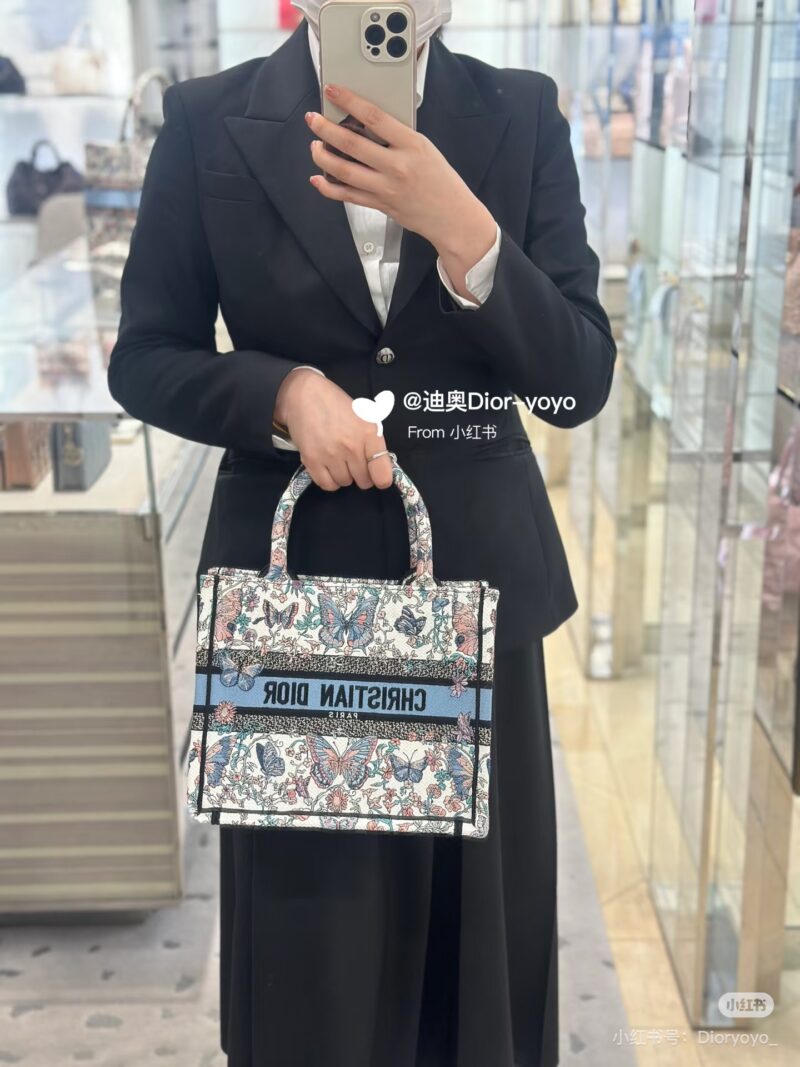 Dior's new tote is so beautiful!
The red heart-shaped tote and blue butterfly are really beautiful to me
Dior is really good at making bags
It's beautiful, sisters