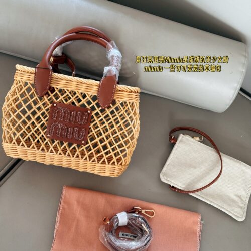 250 boxes
size：24*18cm
Miumiu Summer Limited Edition|
New woven vegetable basket
A chaotic hobo bamboo woven bag with a raging fire
The cute cowhide iconic logo becomes a highlight, it's so beautiful
