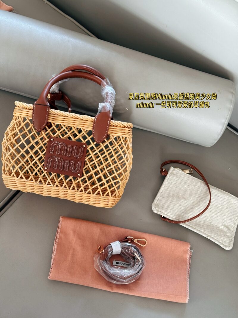 1fd1957397.jpg 250 boxes
size:24*18cm
Miumiu Summer Limited Edition|
New woven vegetable basket
A chaotic hobo bamboo woven bag with a raging fire
The cute cowhide iconic logo becomes a highlight, it's so beautiful