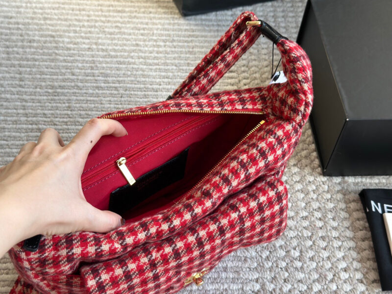 1fefd15924.jpg Box pairing
Chanel 24N Jennie Same Style
24N Chanel is quite impressive
I used to love this red small shoulder bag very much when I read lookbook before. I was lucky enough to get it on the first day of its launch. It weighs very light and is very re...