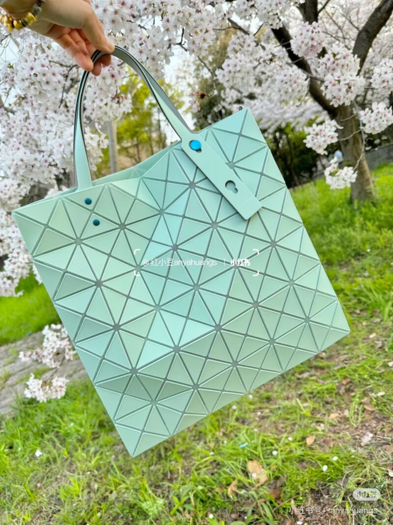 Comfortable and simple ooted!
Issey Miyake