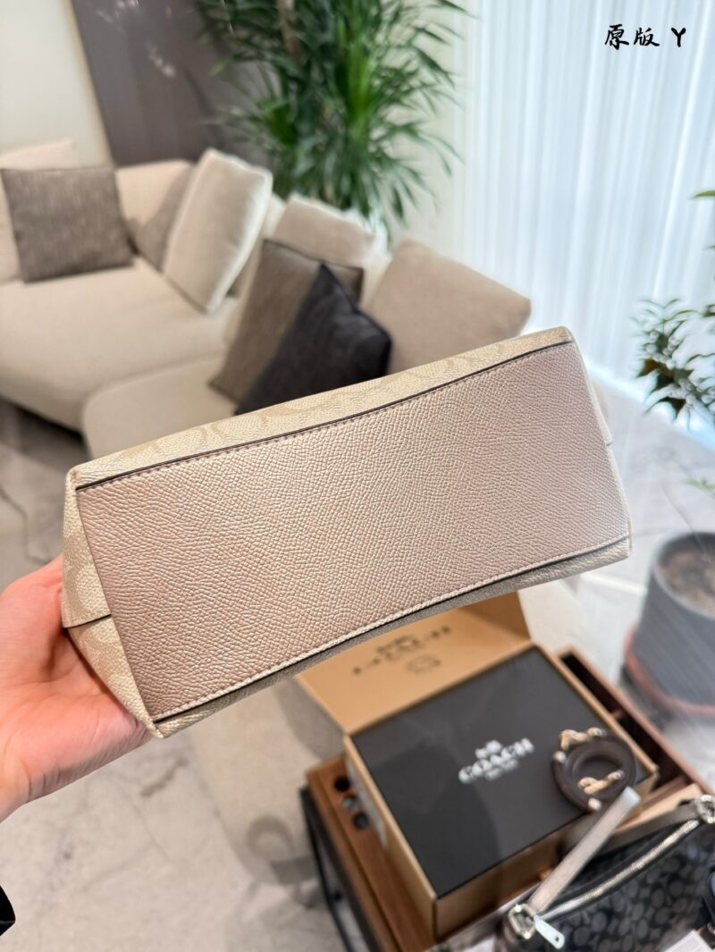 Coach lunch box bag p255
Zip top armpit bag multiple back method~
The new Zip top armpit bag is deeply loved by everyone~
The short shoulder strap under the armpit is very eye-catching, how to adjust the shoulder strap?
You can see that we will threa...