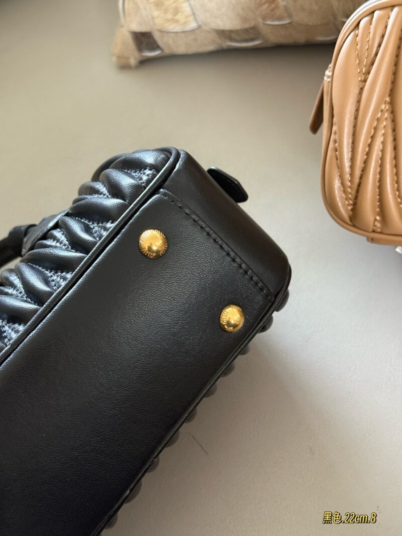 255 Upgraded Edition Box
size：22*11cm
New size of miumiu bowling ball ??
It's hard not to love!
It's hard not to be tempted by this size!
Can be carried by hand or slung diagonally
Full capacity~~
The appearance is Princess Miumiu!