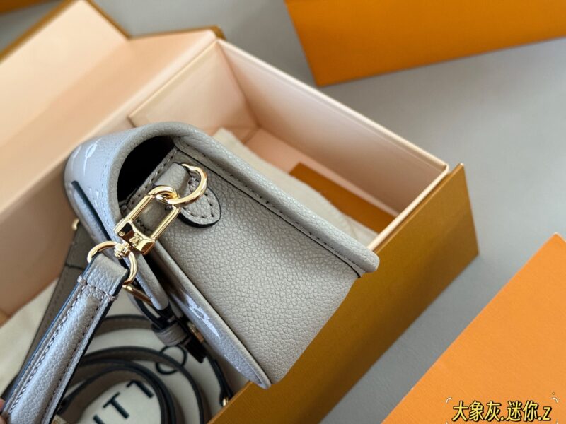 205a789e6c.jpg 235 box upgrade version
size:19*11cm
L Family Diane Stick
Nano size has arrived
I can't believe it!
Elephant Grey Nano, Mini Cute~