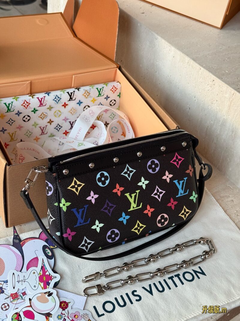 260 box upgrade version m
size：22*13cm
L Murakami Takashi | Black Tri Color Mahjong Bun
Finally arrived!
Mahjong bag shoulder strap, armpit back looks great!
Who really sees who falls in love
The feeling of sinking at a glance upon seeing the physi...