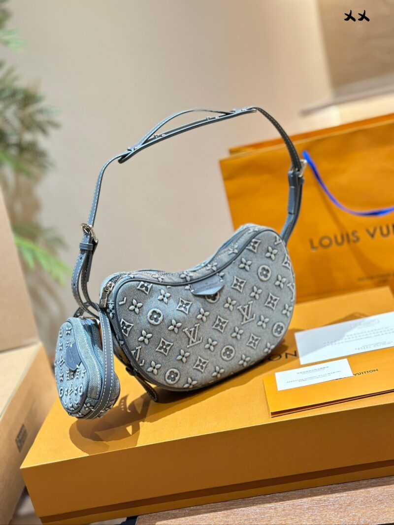 2073e6e7cb.jpg LV Cowboy Pea Bag
Do you love this pea bag? The bag shape is like a pea pod, with smooth lines and a strong sense of styling. It imitates denim patterns and prints PVC leather, which is more durable and waterproof compared to denim. It is a must-have...