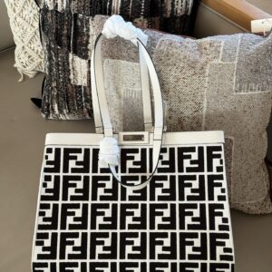 260 fold
Size: 25 * 20cm (small)
Excellent quality, understand the goods ??
The entire bag is made of cowhide quality
It's really too advanced!
Ice cream color/This color is so stunning!
Search Lv on the go shopping bag
