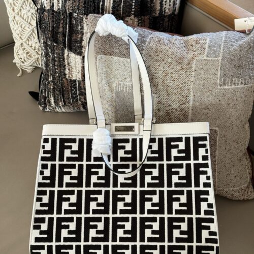 260 without box
size：40*28cm
I was impressed by this Fendi tote, and its matcha green and gold brown color scheme caught my attention
Too advanced
The capacity can hold the essential items for short trips, giving you an effortless sense of luxury