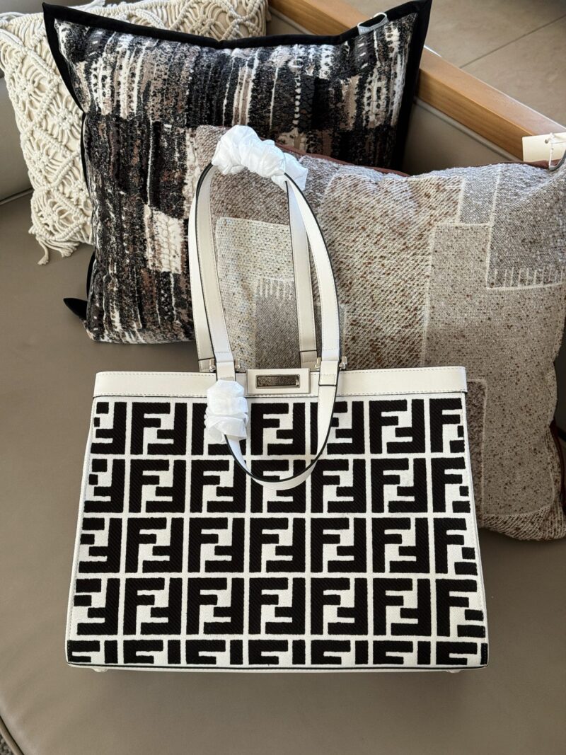 207e741f25.jpg 260 without box
size:40*28cm
I was impressed by this Fendi tote, and its matcha green and gold brown color scheme caught my attention
Too advanced
The capacity can hold the essential items for short trips, giving you an effortless sense of luxury