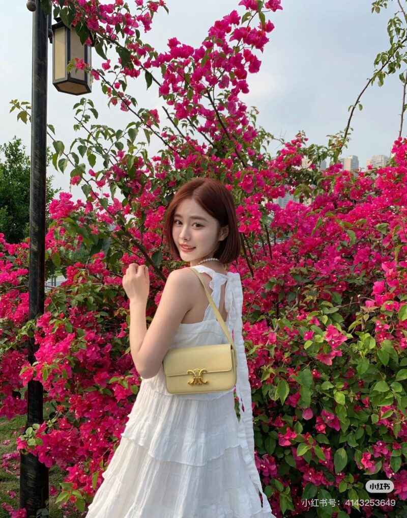 2089f7ff58.jpg Celine, who carries the armpit bag and who looks good