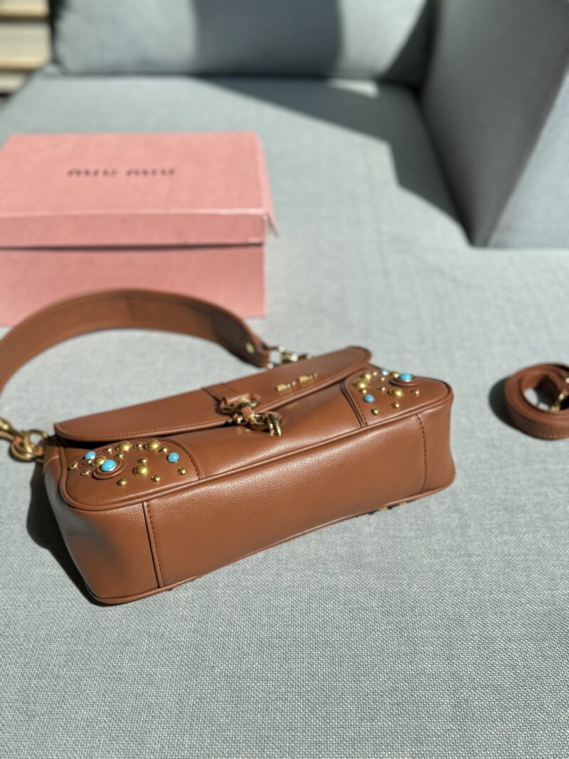 2091cec973.jpg 235 Heaven and Earth Cover
size:28×18
MIU MIU rivet stick bag, armpit bag, shoulder bag, crossbody bag
The design of this bag is simple and elegant, and the colors are also super versatile, making it easy to hold with both casual and formal wear!